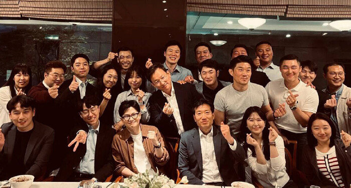 한동훈 전 위원장이 5월 3일 선거를 함께 치른 당직자들과 만찬을 한 후 기념 촬영을 하고 있다. [뉴시스]