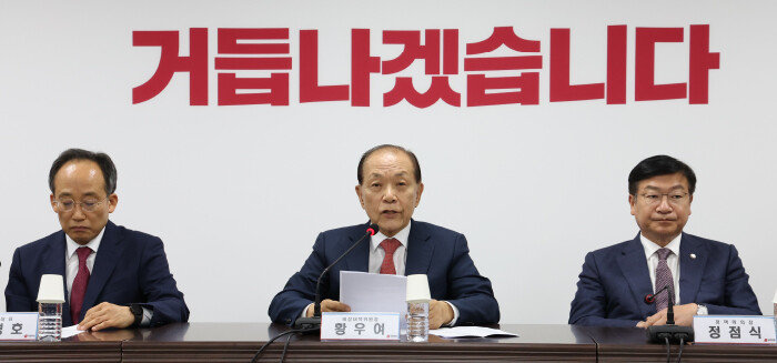 5월 13일 서울 여의도 국민의힘 중앙당사에서 열린 비상대책위원회의에서 황우여 국민의힘 비상대책위원장(가운데)이 발언하고 있다. [뉴스1]