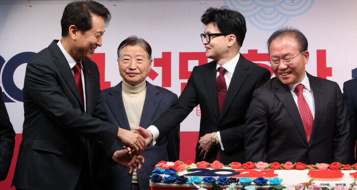 1월 1일 서울 여의도 국민의힘 중앙당사에서 열린 신년인사회에서 오세훈 서울시장(왼쪽 첫 번째)이 한동훈 당시 국민의힘 비상대책위원장(오른쪽 두 번째)과 악수하고 있다. [박형기 동아일보 기자]