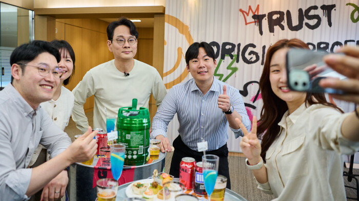 방경만 KT&G 대표이사 사장(왼쪽에서 세 번째)이 4월 17일 2030직원들과 ‘캔미팅’을 하며 기념사진을 촬영하고 있다. [KT&G]
