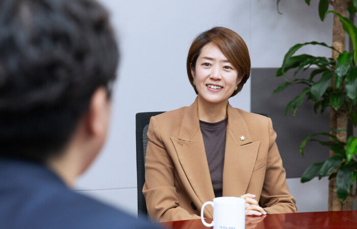 고민정 의원이 5월 2일 ‘신동아’와 인터뷰를 하고 있다. [김도균 객원기자]