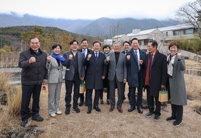 2월 4일 이재명 대표(왼쪽에서 다섯 번째)를 비롯한 더불어민주당 지도부가 경남 양산시 하북면 평산마을을 찾아 문재인 전 대통령(오른쪽에서 다섯 번째)을 예방한 뒤 기념 촬영하고 있다. 가장 오른쪽이 고민정 의원. [더불어민주당]