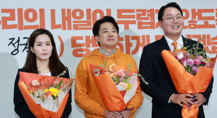 4월 11일 서울 여의도 국회에서 열린 개혁신당 중앙선거대책위원회 해단식에서 이주영 의원(왼쪽)이 이준석 대표, 천하람 의원과 함께 꽃다발을 들고 기념 촬영을 하고 있다. [뉴시스]