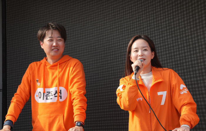 이주영 당시 총괄선대위원장이 선거를 사흘 앞둔 4월 7일 경기 화성을 거리 유세에서 이준석 대표를 지지하는 발언을 하고 있다. [개혁신당]