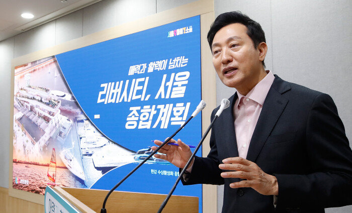 4월 24일 서울 종로구 서울시청에서 오세훈 서울시장이 ‘한강 수상 활성화 종합 계획’을 발표하고 있다. [뉴스1]