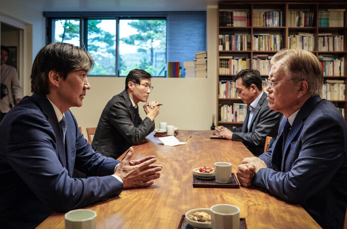 조국 조국혁신당 대표가 4월 15일 경남 양산시 평산마을에서 문재인 전 대통령을 예방하고 있다. [조국혁신당]
