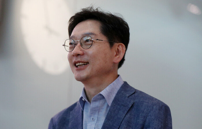 김경수 전 경남지사가 지난해 8월 10일 인천국제공항을 통해 영국 유학길에 오르기에 앞서 취재진의 질문에 답하고 있다. [뉴스1]