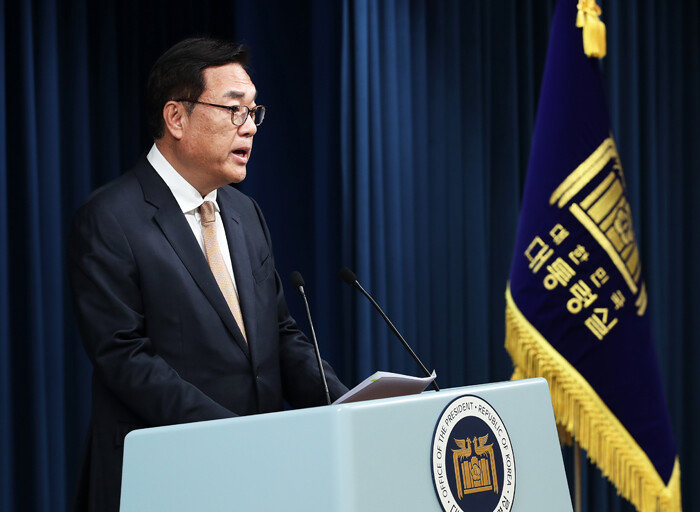 21일 서울 용산 대통령실 청사에서 정진석 대통령 비서실장이 ‘채 상병 사망 사건 외압 의혹 특검법(채상병 특검법)’ 재의요구권 의결과 관련한 브리핑을 하고 있다. 윤석열 대통령은 이날 채상병 특검법에 대해 거부권을 행사했다. [뉴스1]