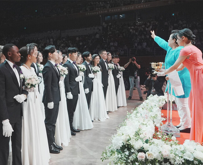 2024 효정 천주축복식에서 신랑신부에게 성수 의식하는 한학자 총재. [가정연합]