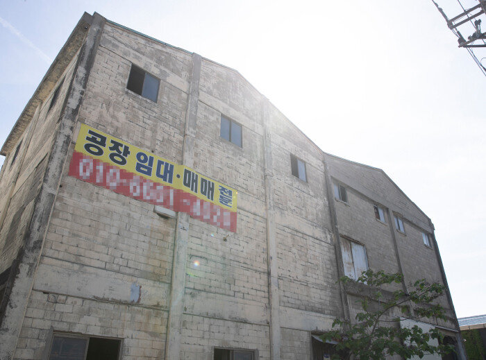 시화·반월공단에서는 공장 매매·임대 플래카드를 어렵지 않게 찾아볼 수 있다. [지호영 기자]