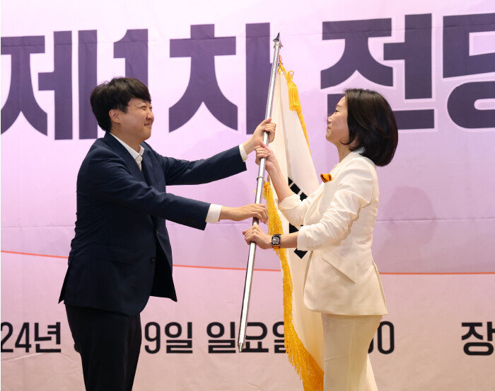 4월 19일 서울 여의도 국회 의원회관에서 열린 개혁신당 전당대회에서 이준석 개혁신당 의원(당시 당대표)이 허은아 신임 당대표에게 당기를 전달하고 있다. [뉴스1]