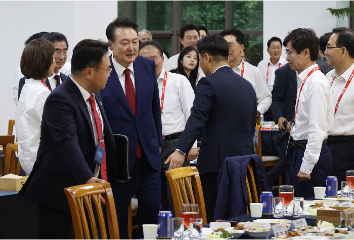 5월 30일 충남 천안시에서 열린 국민의힘 22대 국회의원 워크숍에 윤석열 대통령이 입장하고 있다. [뉴시스]