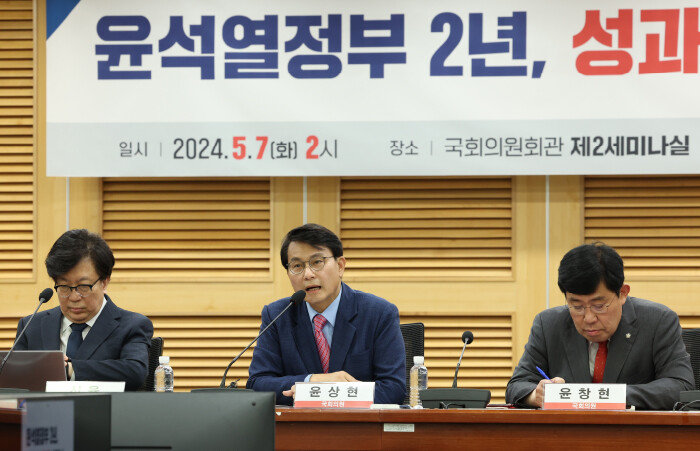 윤상현 국민의힘 의원이 5월 7일 서울 여의도 국회 의원회관에서 열린 ‘윤석열 정부 2년, 성과와 과제 세미나’에서 인사말을 하고 있다. [뉴스1]