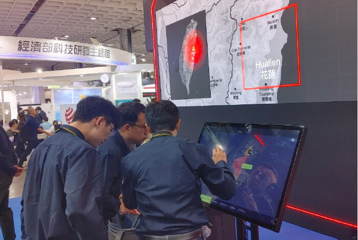 대만의 한 디스플레이 업체가 컴퓨텍스 2024에서 자사의 부스를 ‘지진정보센터’로 꾸며서 방문객들을 맞이하고 있다. 지진에 대한 우려가 대만에서 얼마나 큰지를 보여주는 풍경이다. [타이베이=김형민 기자]