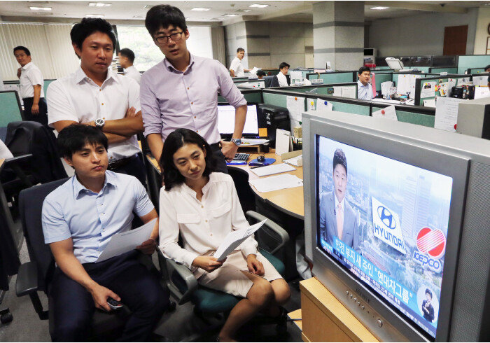 2014년 9월 18일 서울 서초구 양재동 현대차 본사에서 직원들이 한전 부지 낙찰 뉴스를 지켜보고 있다. [뉴스1]