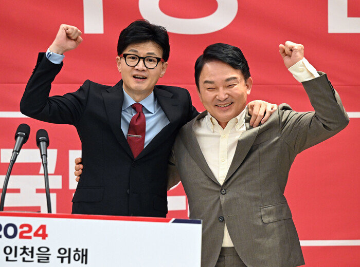 1월 16일 한동훈 당시 국민의힘 비상대책위원장(왼쪽)과 원희룡 전 국토교통부 장관이 인천 계양구 카리스호텔에서 열린 2024 국민의힘 인천시당 신년인사회에서 인사를 하고 있다. [박형기 동아일보 기자]