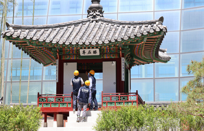 5월 28일 인천 중구 인천국제공항 제2여객터미널 4단계 건설현장에서 현장을 살펴보고 있다. 사진은 제2여객터미널 내 야외정원에 창경궁 후원에 있는 승재정을 1대1 비율로 재현한 조형물. [뉴시스]