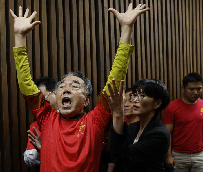 5월 28일 서울 여의도 국회 본회의장에서 해병대원들과 군 사망사건 유가족들이 ‘채 상병 특검법’이 부결된 후 항의하며 퇴장하고 있다. [뉴스1]