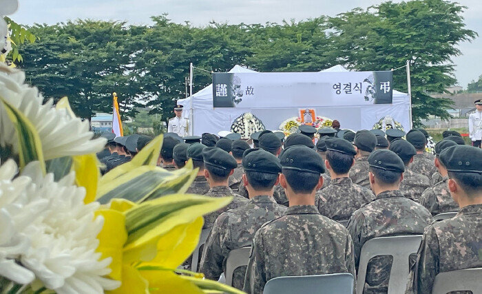 5월 30일 전남 나주시 한 장례식장에서 5월 23일 군기훈련(얼차려)을 받다가 쓰러져 숨진 육군 훈련병의 영결식이 열리고 있다. [뉴스1]