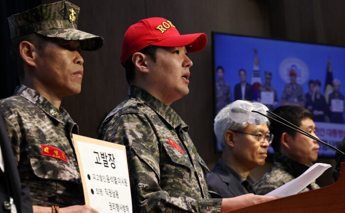 4월 25일 서울 여의도 국회 소통관에서 정원철 해병대예비역연대 회장이 윤석열 대통령과 이시원 전 대통령 공직기강비서관을 직권남용·권리행사 방해 혐의로 고위공직자범죄수사처에 고발했음을 밝히고 있다. [뉴스1]
