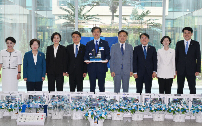 조국혁신당 조국 대표(왼쪽 다섯 번째)와 22대 국회의원들이 5월 30일 국회 소통관에서 지지자들이 마련한 화환을 앞에 두고 기념 촬영을 하고 있다. [이훈구 동아일보 기자]