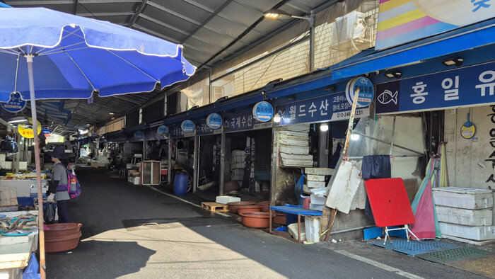8월 6일 서울 동대문구 용두동 청량리수산시장에 생선 가게가 모여 있다. [윤채원 기자]