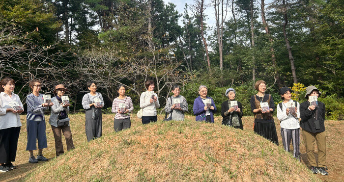 박경리 작가의 묘지 앞에 선 일본인 팬들. [허문명 기자]