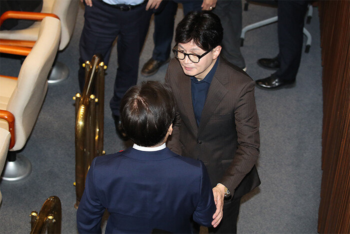윤석열 대통령이 비상계엄령을 선포한 가운데 12월 4일 새벽 서울 여의도 국회에서 열린 본회의에서 이재명 더불어민주당 대표와 한동훈 국민의힘 대표가 인사를 나누고 있다. 뉴스1