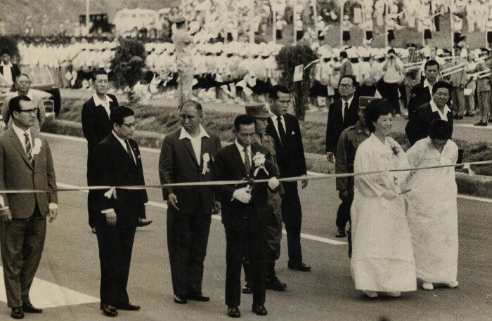 1970년 7월 7일 경부고속도로 개통식에서 박정희 당시 대통령이 개통 테이프를 끊고 있다. [동아DB]