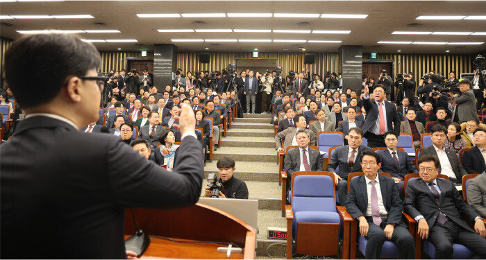 2024년 12월 12일 국회 본청에서 원내대표 선출을 위한 국민의힘 의원총회에서 한동훈 당시 대표의 모두발언 중 강명구 의원이 일어나 설전을 벌이고 있다. [동아DB]