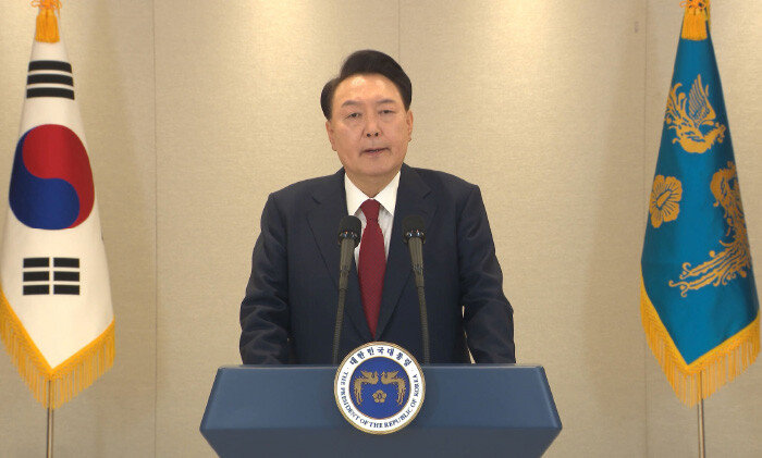 윤석열 대통령이 2024년 12월 12일 용산 대통령실에서 대국민담화를 하고 있다. [채널A 화면 캡처]