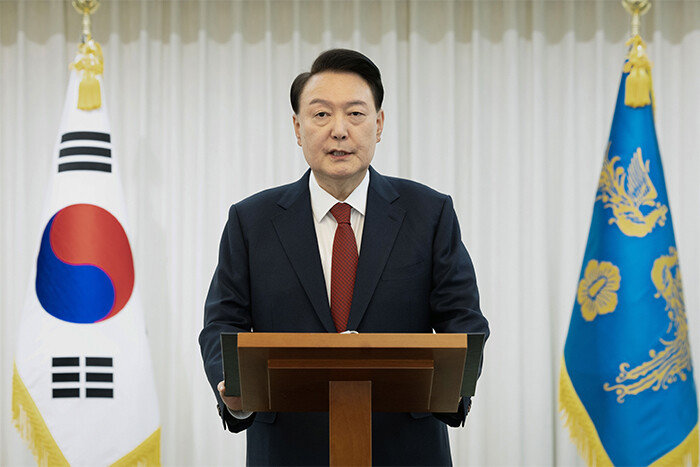 12월 14일 국회에서 윤석열 대통령에 대한 탄핵소추안이 가결된 후 윤 대통령이 한남동 관저에서 대국민담화를 하고 있다. [대통령실 제공]
