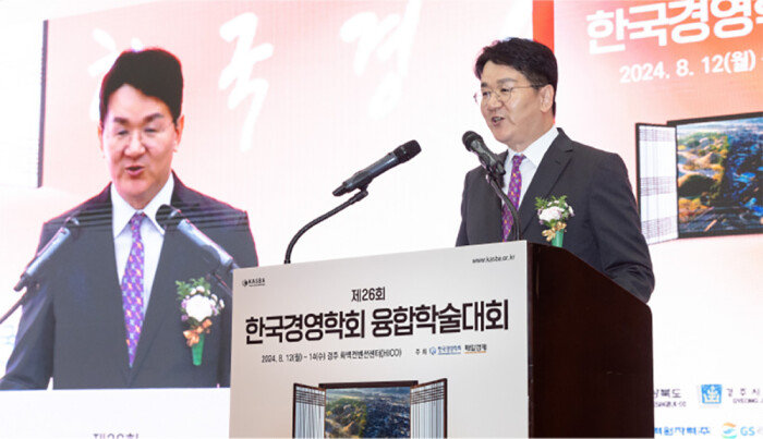 2024년 8월 13일 조원태 한진그룹 회장이 ‘제39회 2024년 대한민국 경영자대상’을 수상한 뒤 소감을 발표하고 있다. [대한항공]