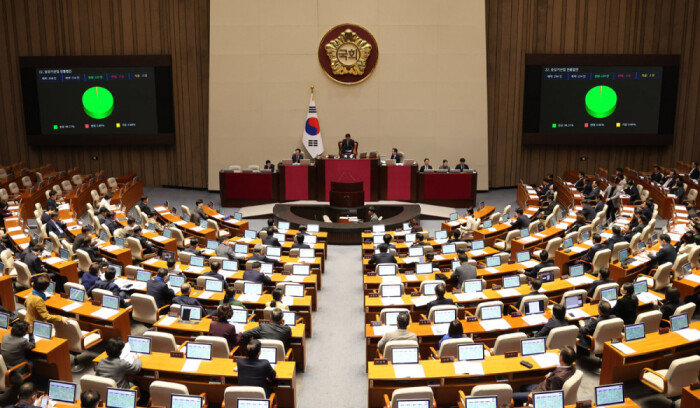 지난해 1월 9일 서울 여의도 국회 본회의장에서 열린 제 411회 국회(임시회) 4차 본회의가 열리고 있다. 이날 국회는 ‘승강기산업 진흥법’을 의결했다. [뉴시스]