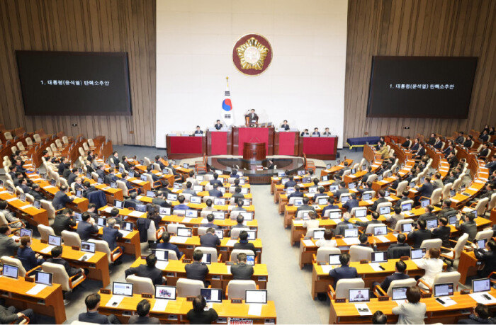 우원식 국회의장이 지난해 12월 14일 서울 여의도 국회에서 윤석열 대통령 탄핵소추안 가결을 선포하고 있다. [뉴시스]