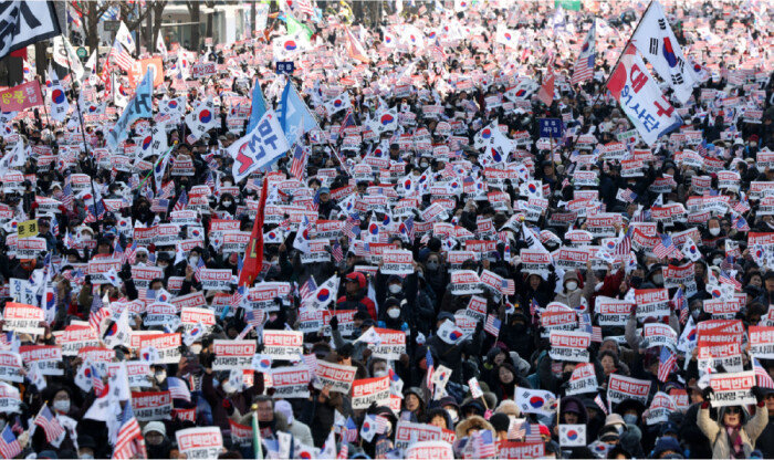 지난해 12월 21일 서울 중구 세종대로 일대에서 열린 ‘대통령 탄핵 결사반대 및 헌법재판관 임명 불가 광화문 국민혁명대회’에 참석한 많은 시민이 탄핵 반대를 외치고 있다. [뉴시스]