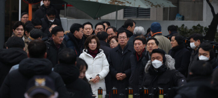 유상범·나경원·이만희·김석기·김기현(앞줄 왼쪽부터) 등 국민의힘 의원들이 1월 6일 윤석열 대통령의 체포를 저지하겠다며 서울 용산구 한남동 대통령 관저 앞에 모여 있다. [동아DB]