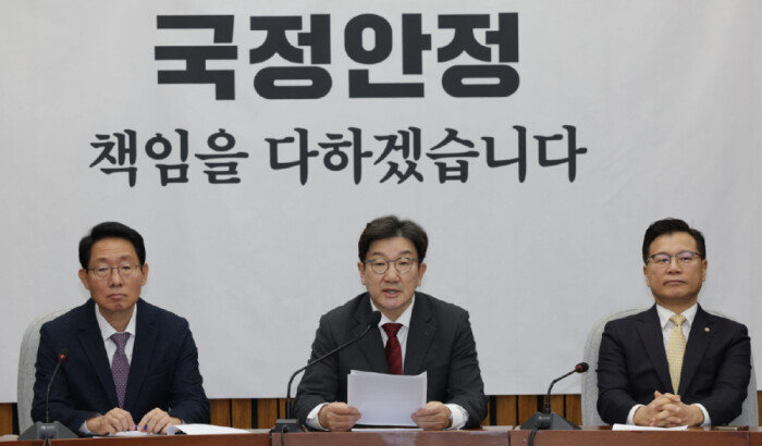 권성동 국민의힘 원내대표(가운데)가 2월 7일 원내대책회의에서 “이재명 세력이 내놓고 있는 정책 대부분이 핵심을 빼놓은 기만극”이라고 주장하고 있다. [동아DB]