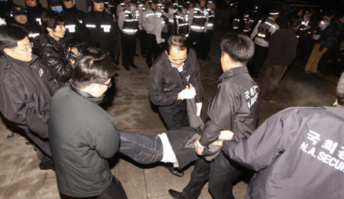 2009년 1월 5일 국회 경위들이 서울 여의도 국회 본회의장 앞에서 농성 중인 30여 명의 민노당 의원들과 당직자·보좌진에 대해 강제 해산에 나서고 았다. [동아DB]