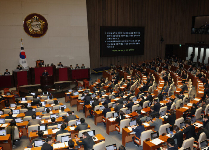 1월 8일 서울 여의도 국회에서 열린 본회의에서 ‘쌍특검법(내란·김건희 여사 특검법)’과 ‘농업4법(양곡관리법·농수산물가격안정법·농어업재해대책법·농어업재해보험법 개정안)’ 등이 안건으로 상정되고 있다. [동아DB]