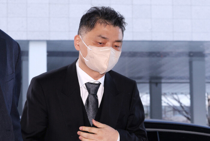 김범수 카카오 경영쇄신위원장이 2월 7일 서울 양천구 남부지법에서 열린 속행 공판에 출석하고 있다. 김 위원장은 지난해 2월 경쟁사인 하이브의 공개매수를 방해하기 위해 SM엔터테인먼트(SM엔터) 주가를 조작한 혐의를 받고 있다. [뉴스1]