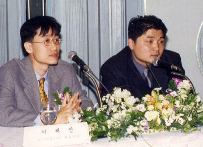2000년 4월 27일 서울 중구 을지로 롯데호텔에서 이해진 당시 네이버 창업자(왼쪽)와 김범수 한게임 창업자가 두 회사의 합병을 발표하고 있다. [네이버]