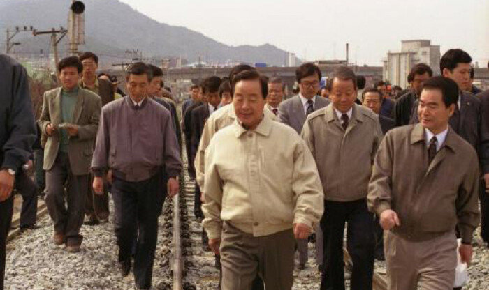 구포 열차 사고 현장을 찾은 김영삼 전 대통령. [동아DB]