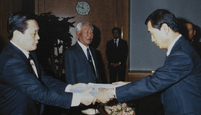 1991년 12월 5일 경영대상을 수여하는 이건희 회장. 삼성건설은 1978년 도급 순위 28위에서 1991년 4위로 뛰어오르지만 구포 열차 사고로 영업정지를 당하는 최대 위기를 맞는다. [삼성건설 사사]
