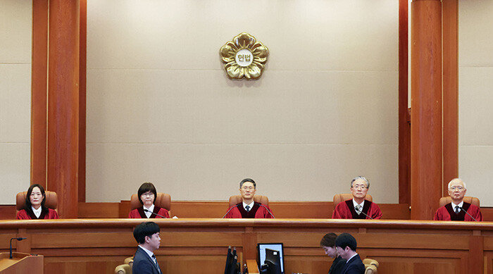 3월 24일 서울 종로구 헌법재판소 대심판정에서 열린 한덕수 국무총리 탄핵심판에서 헌재가 국회의 탄핵소추를 기각했다. 뉴스1