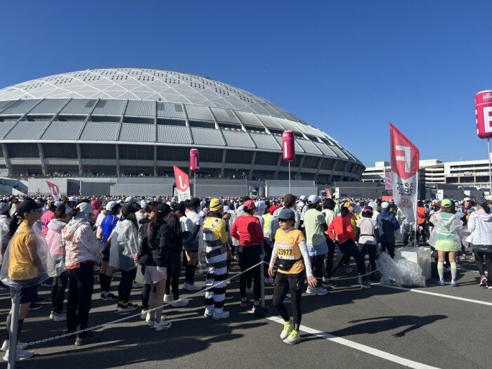 3월 9일 오전 일본 나고야시 반데라 돔 앞에 나고야여성마라톤에 참가한 사람들이 각자 몸을 풀며 대회를 준비하고 있다. 
나고야=허문명 기자