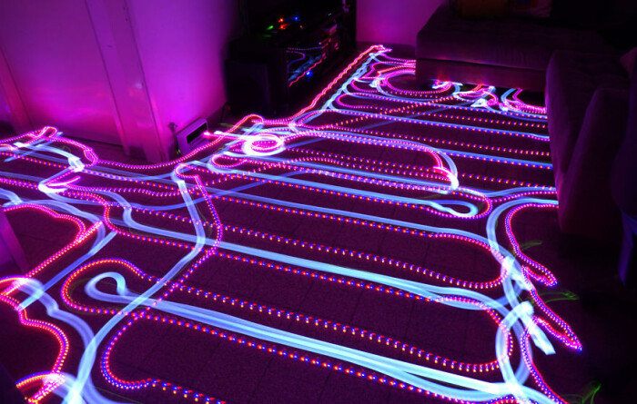 LED를 장식한 로봇. 사진=benkol