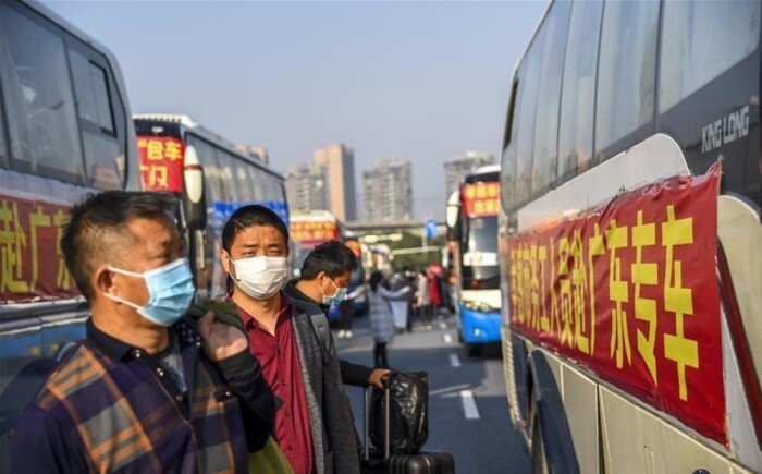 중국 농민공들이 일터로 복귀하기 위해 회사가 제공한 버스에 타고 있다. [China Daily]
