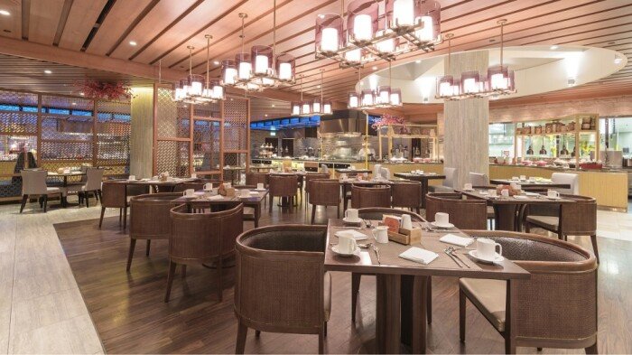 중국 베이징의 한 고급 식당이 손님이 하나도 없어 파리만 날리고 있다. [CGTN]