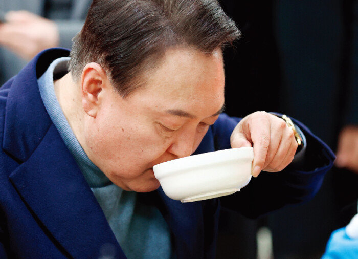윤석열 대통령 당선인이 대선 후보 시절이던 2월 22일 전북 군산시 군산공설시장을 찾아 음식을 먹고 있다. [동아DB]